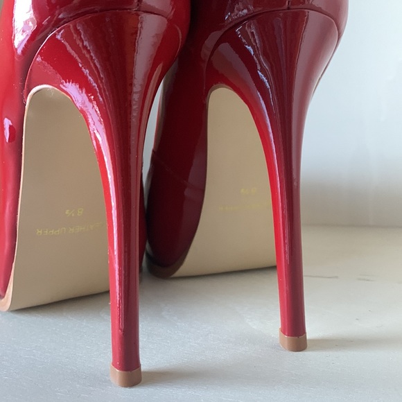 Woman’s red patent leather shoe - Picture 3 of 4